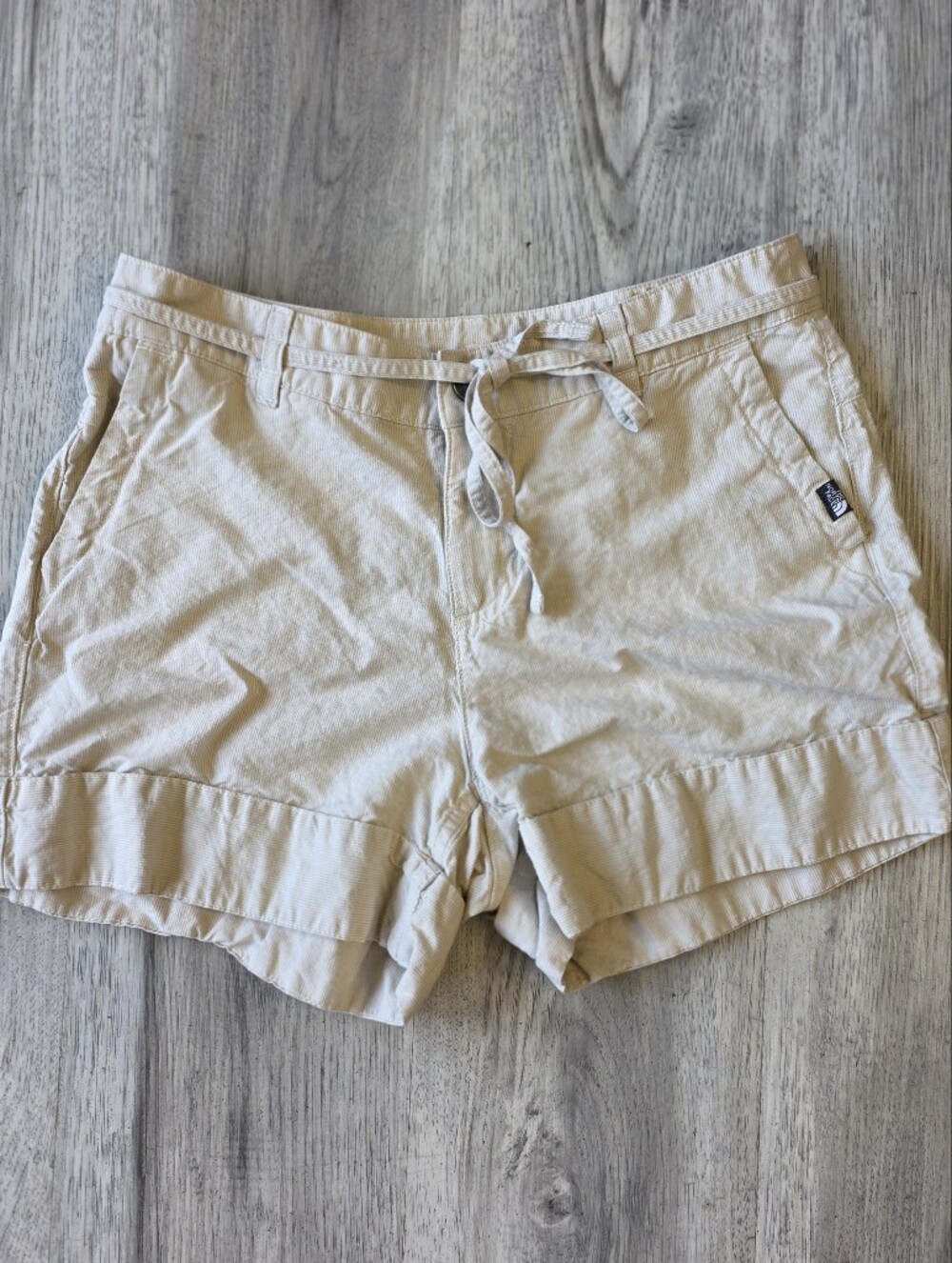 The North Face Women’s Beige Cuffed Shorts Size 4